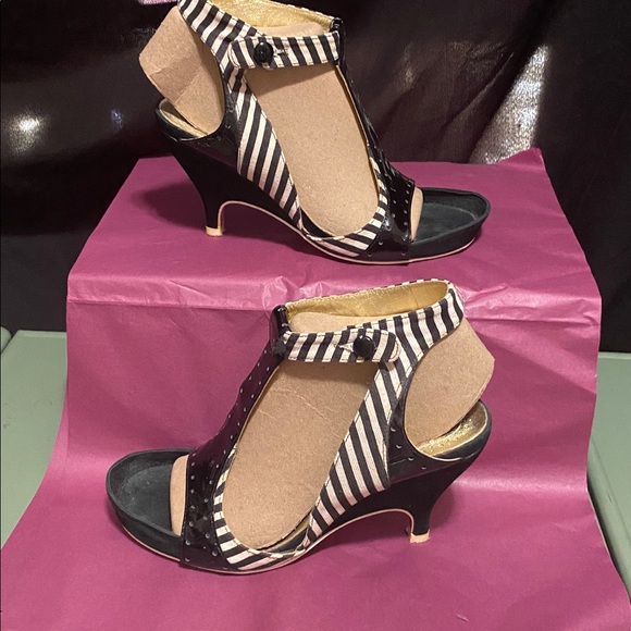 Irregular Choice Shoes - GUC Irregular choice Cream black stripe, small heel sandal shoe 7 1/2
